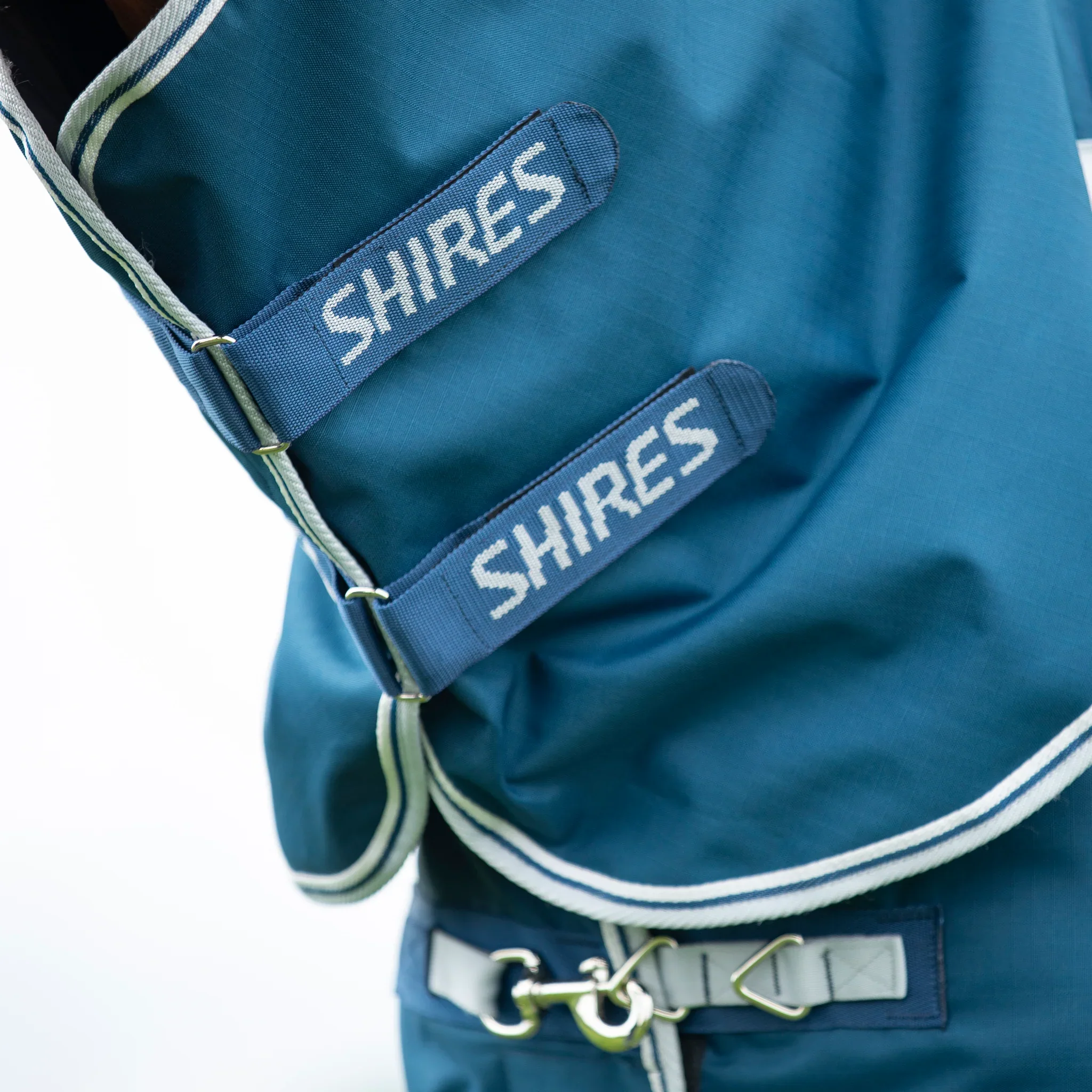 Shires Highlander Original 50g Turnout Rug & Neck - Image 3